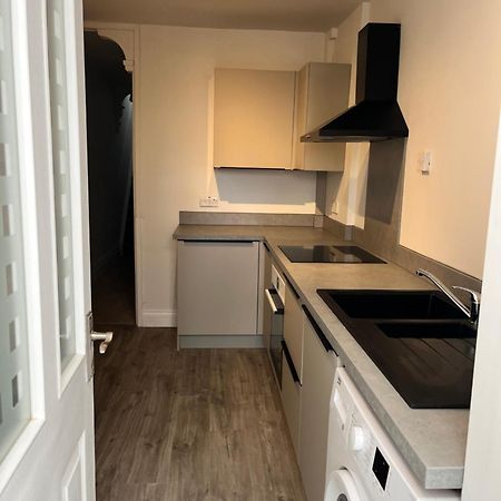 Southsea Homestays - Three Bedroom Home, Sleeps 8 - With Garden & Hot Tub Portsmouth Bagian luar foto