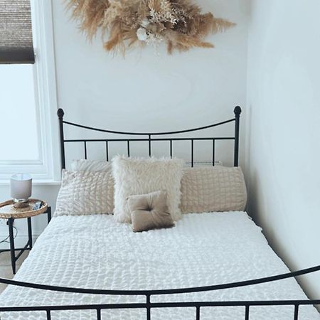 Southsea Homestays - Three Bedroom Home, Sleeps 8 - With Garden & Hot Tub Portsmouth Bagian luar foto