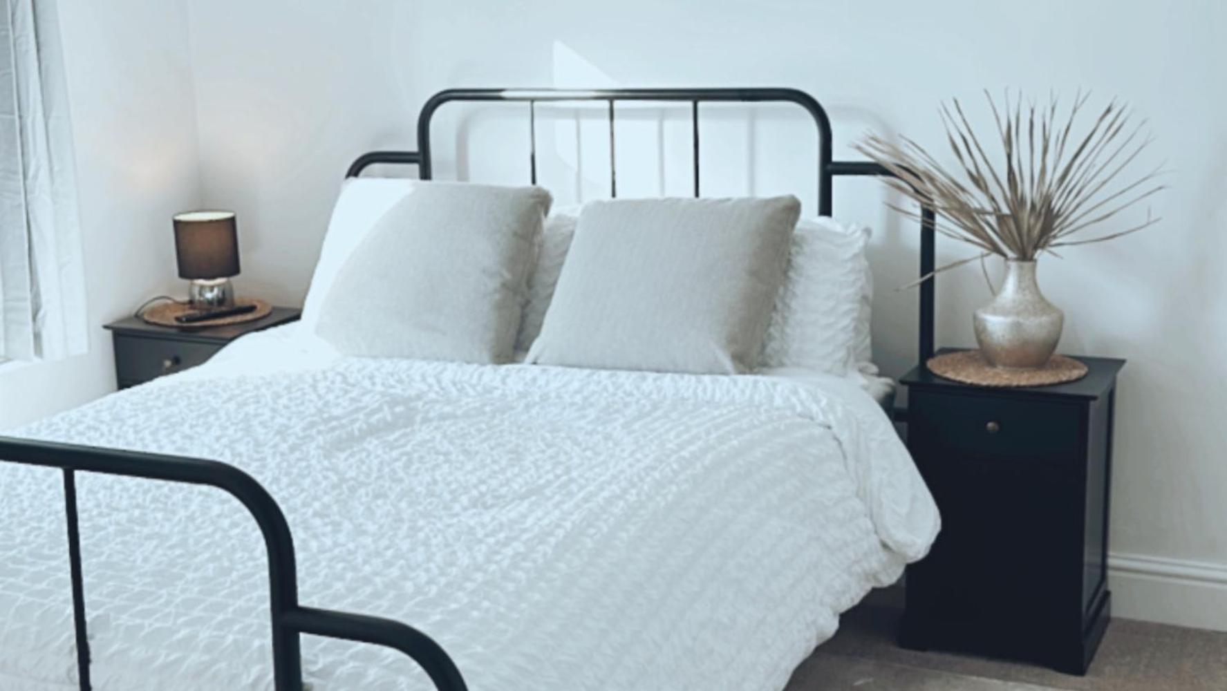 Southsea Homestays - Three Bedroom Home, Sleeps 8 - With Garden & Hot Tub Portsmouth Bagian luar foto