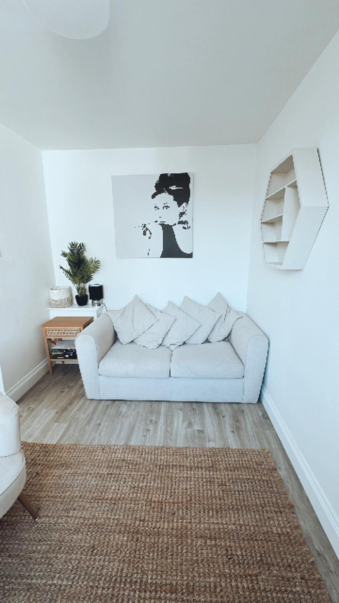 Southsea Homestays - Three Bedroom Home, Sleeps 8 - With Garden & Hot Tub Portsmouth Bagian luar foto